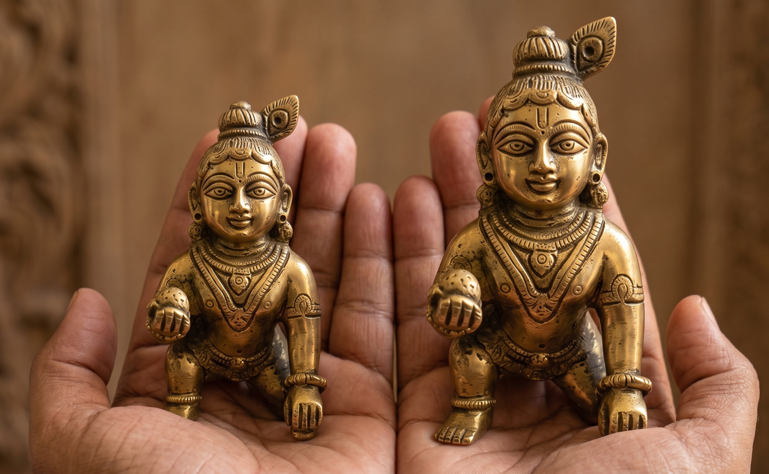 Laddu Gopal size 3 and size 5 held in hand,size comparison human scale